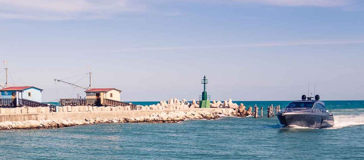 Lege dein Boot in Italien in der Marina dei Cesari an: Es erwarten dich vorteilhafte Angebote!