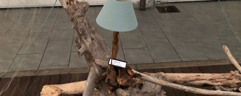 da un legno recuperato in spiaggia una romantica lampada di Fabio Luzi