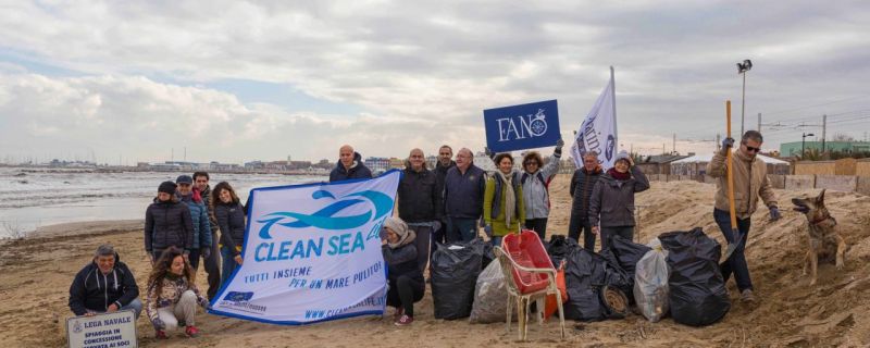Tutti insieme per un mare più pulito: una mattina dedicata alla pulizia della spiaggia libera Arzilla di Fano